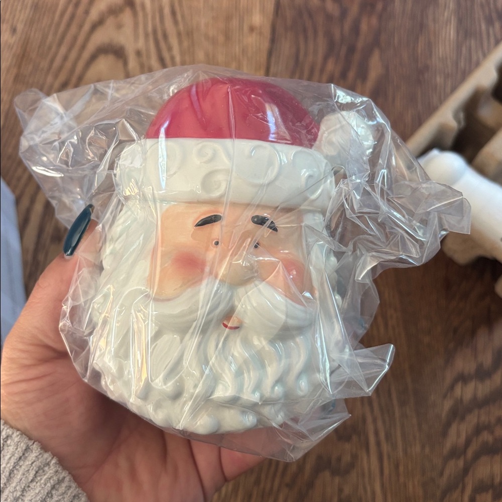 NWT Scentsy Saint Nick Warmer